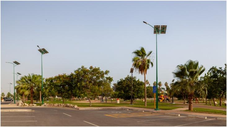 یک پارک در ینبوع با ستون های لامپ خورشیدی